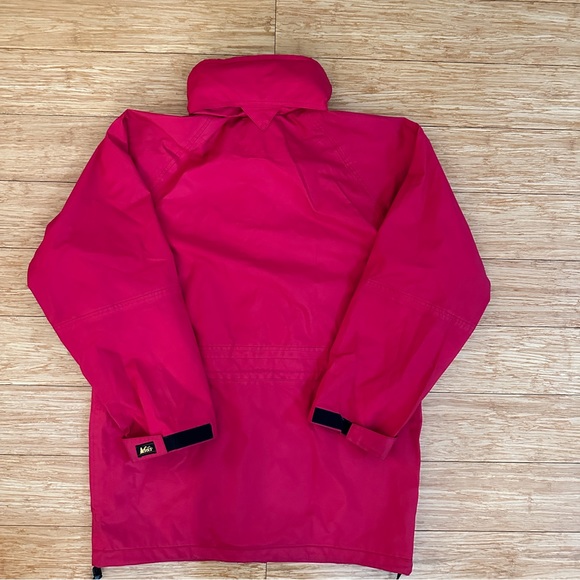 REI Women's Red Gore-Tex Outdoor Rain Hooded Jacket Size 14 - Picture 10 of 11